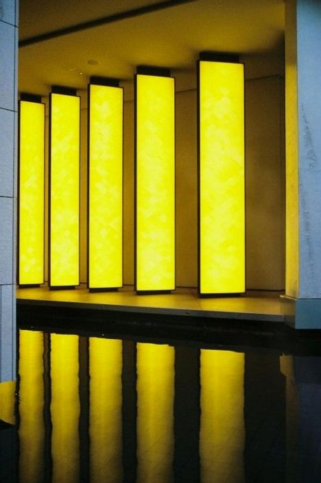 Warm contemporary living room — Aurevixos